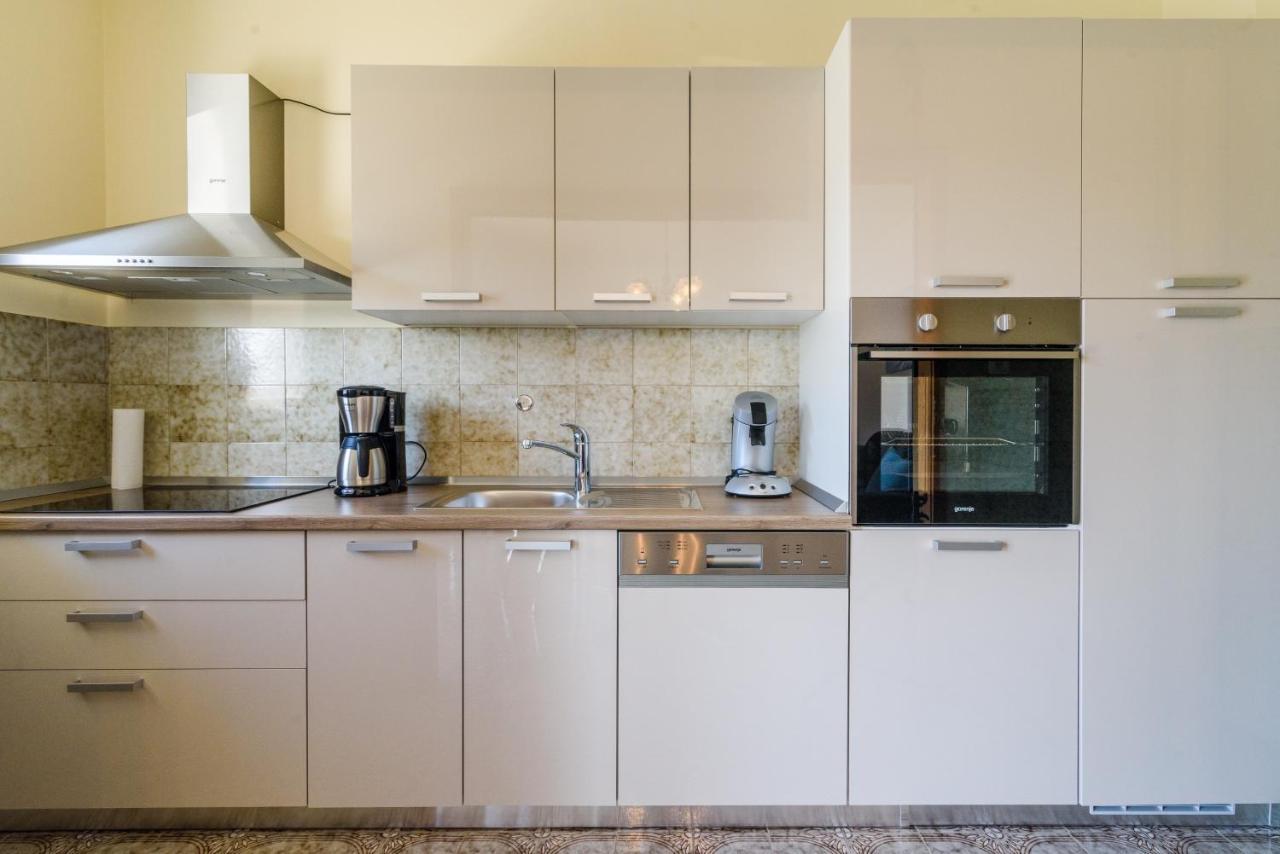 Apartments With A Parking Space Kastel Kambelovac, Kastela - 15480 Екстериор снимка