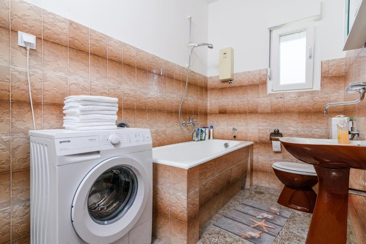 Apartments With A Parking Space Kastel Kambelovac, Kastela - 15480 Екстериор снимка