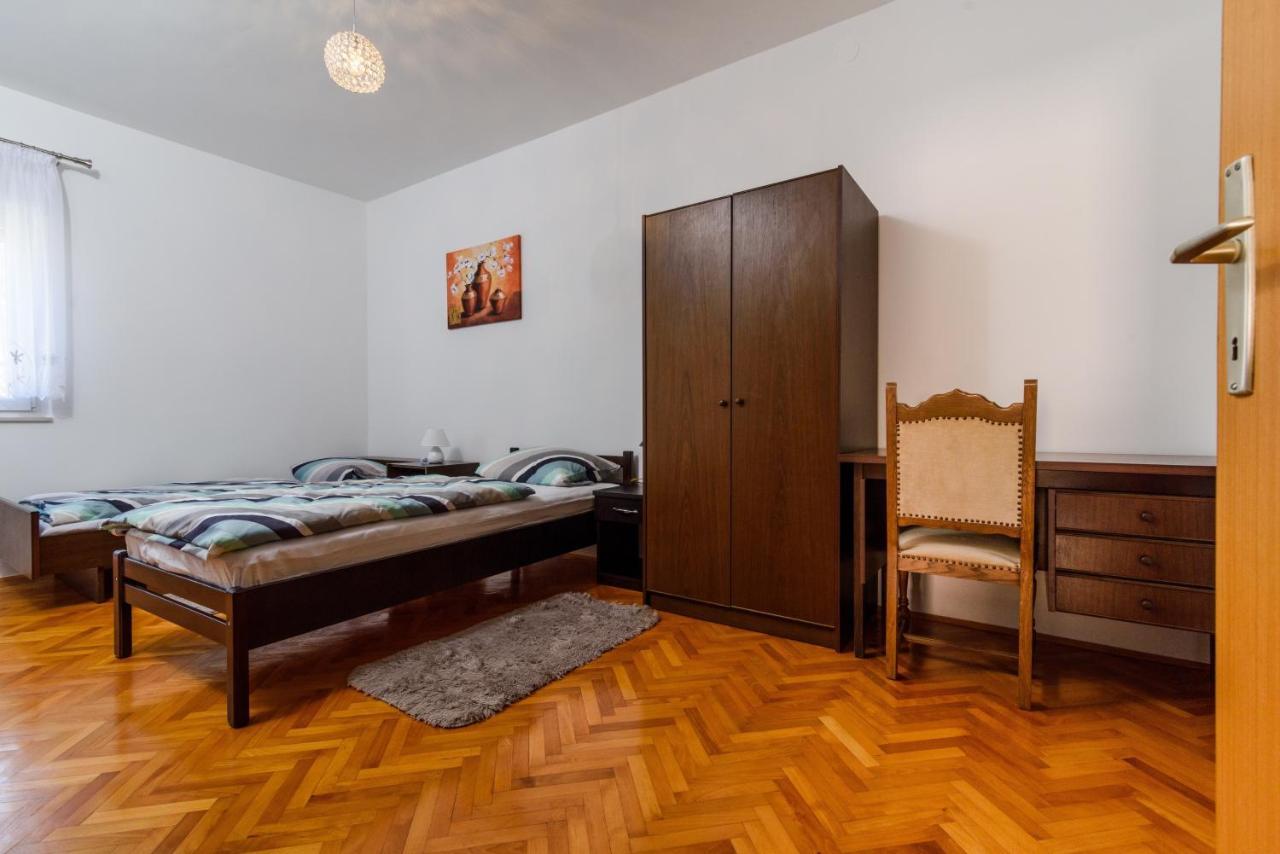 Apartments With A Parking Space Kastel Kambelovac, Kastela - 15480 Екстериор снимка