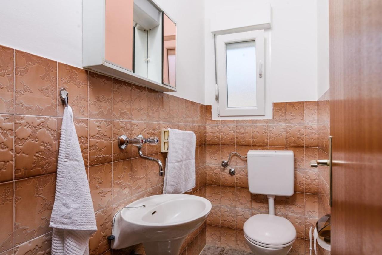 Apartments With A Parking Space Kastel Kambelovac, Kastela - 15480 Екстериор снимка